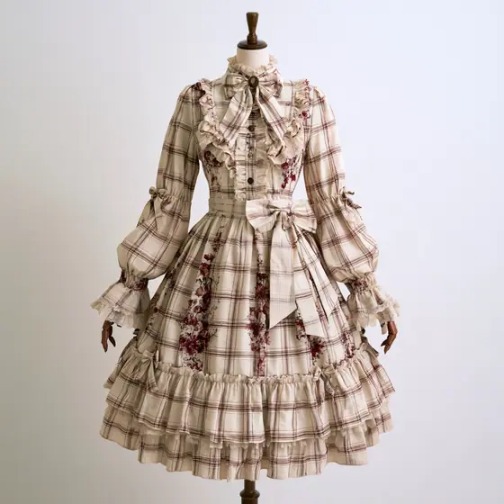 生成りチェックのロマンティックドレスの着用例
